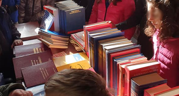 Piccoli studenti a caccia dei libri per le vacanze di Natale alla biblioteca comunale di Girifalco