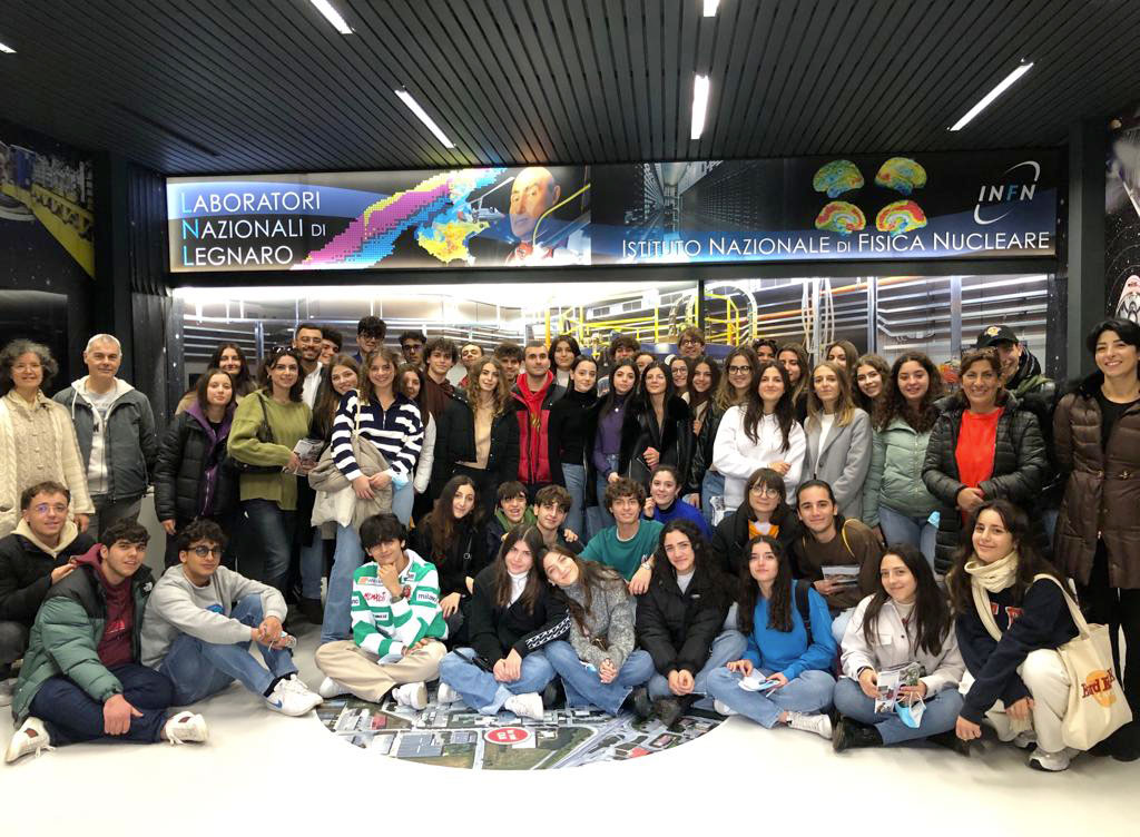 Lamezia, alumnos de la escuela secundaria «Galilei» visitan el Instituto Nacional de Física Nuclear en Lenaro
