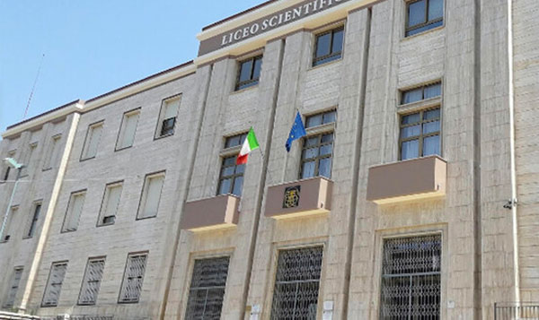 Ragazzo accoltellato in liceo a Reggio, feritore denunciato per lesioni 