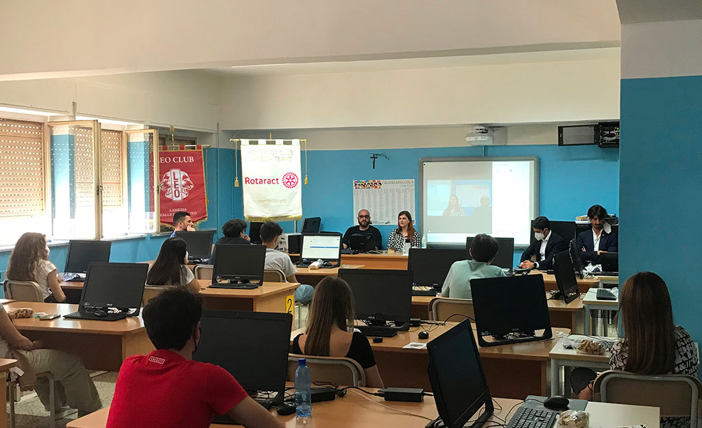Leo Club Lamezia Valle Del Savuto e Rotaract Club Lamezia Terme al liceo “Galilei” con un seminario sulle start-up
