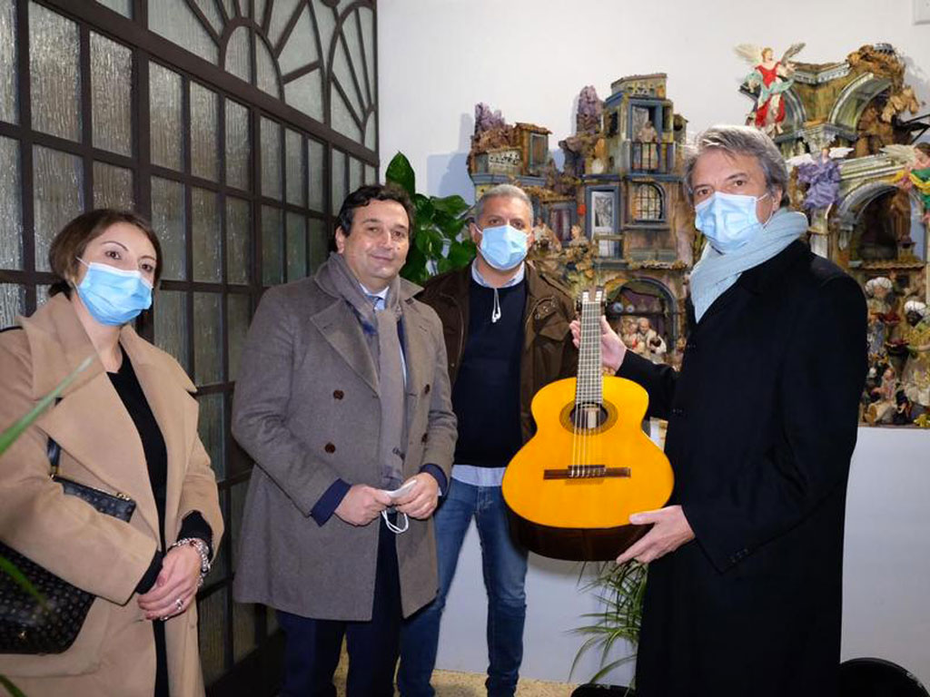 Scambio di doni artigianali tra Calabria e Campania: consegnata una chitarra dei maestri liutai di Bisignano