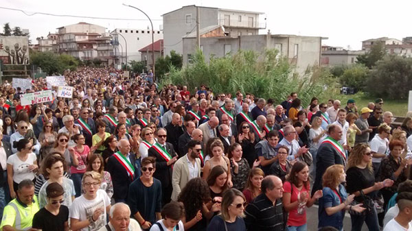 Protesta a difesa ospedale Locri, contestato assessore Roccisano