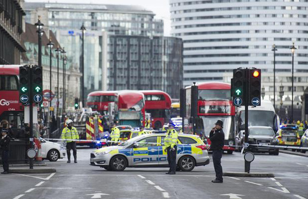 Attacco al parlamento di Londra ad un anno dalla strage di Bruxelles, almeno 4 morti e 20 feriti
