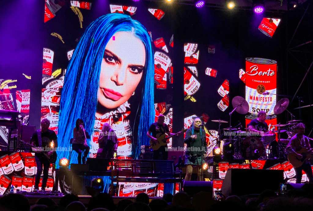 Lamezia, Loredana Bertè infiamma piazza 5 dicembre con il suo Summer tour: "È un abbraccio indimenticabile, grazie"