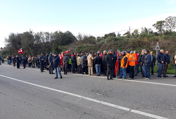 Lsu-Lpu, sit in sulla Statale 106: "Stabilizzateci"