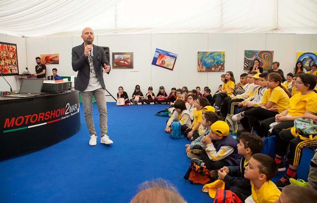 Motorshow 2Mari, Luca Abete incontra gli studenti reggini con la campagna #noncifermanessuno 