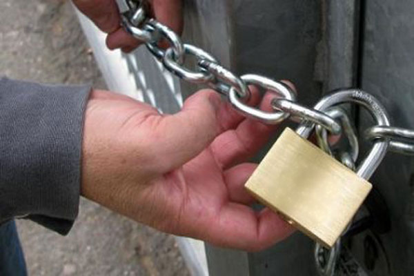 Migranti chiudono ingresso centro sprar con lucchetto, 3 arresti nel vibonese