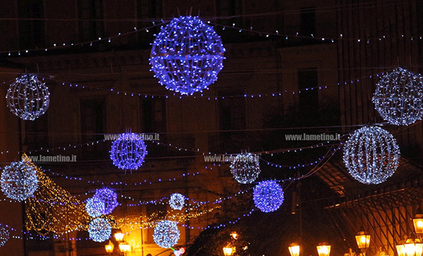 Lamezia, arriva il parere favorevole del dirigente per il noleggio delle luminarie natalizie