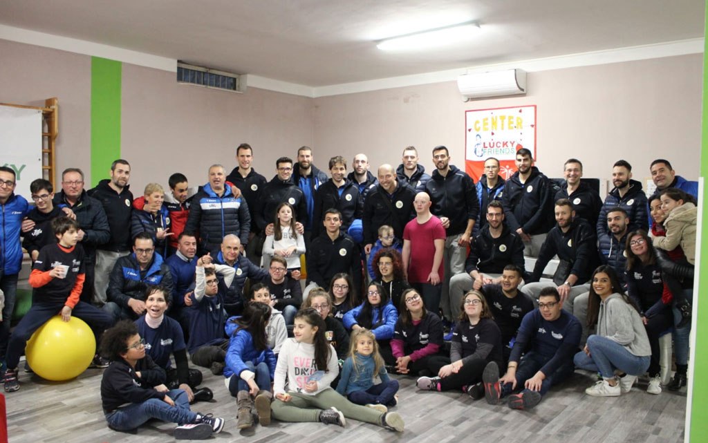 Lamezia, merenda con giocatori Top Volley Latina Superlega per atleti della Lucky Friends