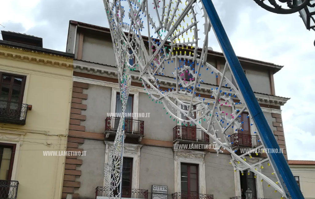 Lamezia, cede palo luminarie su corso Numistrano