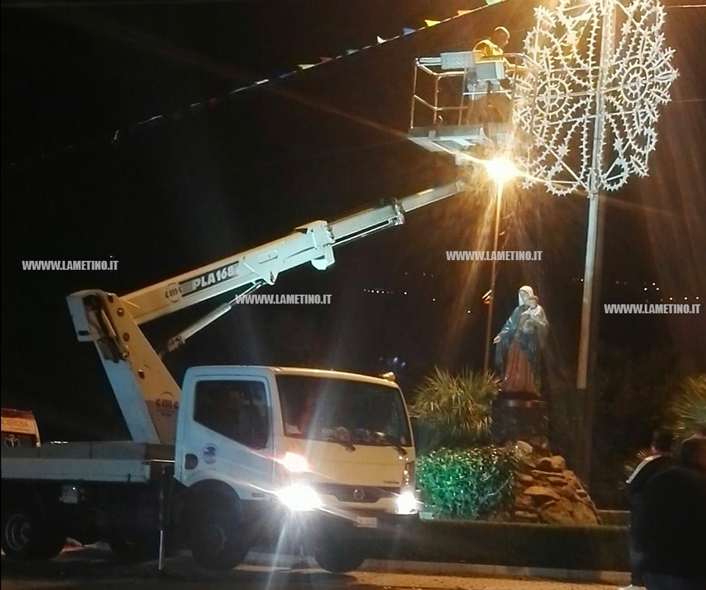 Lamezia, luminaria allacciata abusivamente a festa Madonna delle Grazie, intervengono i carabinieri
