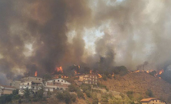 Ancora avvolta dalle fiamme la provincia di Cosenza: case evacuate, chiuso tratto SS 107