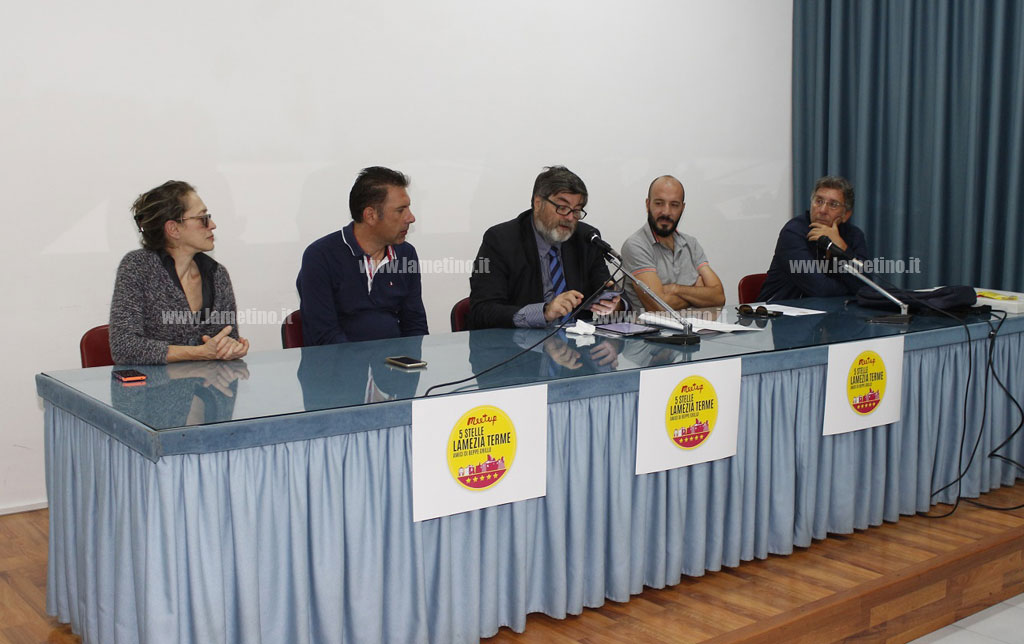 Lamezia, Meetup 5 Stelle consegna 220 firme dei cittadini: “Gestione servizio idrico passi di nuovo al Comune”