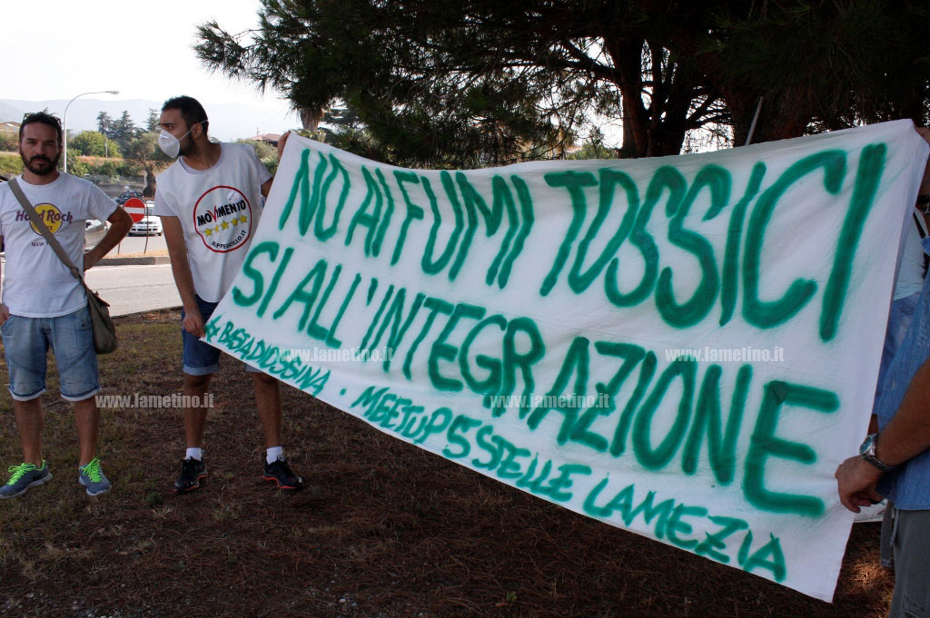 Lamezia: sit-in M5s, basta fumi a Scordovillo ma sì all’integrazione