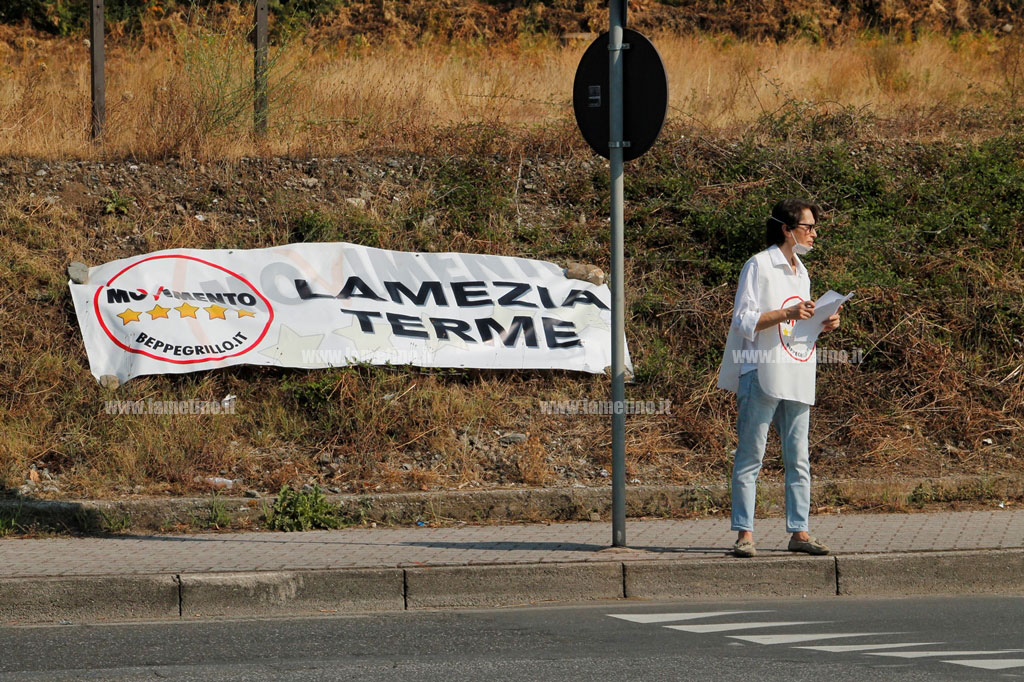 m5s-sit-in-protesta-fumi-scordivillo-3.jpg