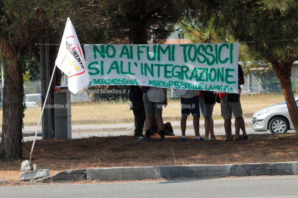 m5s-sit-in-protesta-fumi-scordivillo.jpg