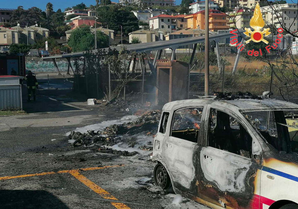 In fiamme vegetazione a Catanzaro Lido, distrutta una macchina dell'Asp