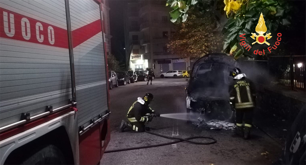 Auto in fiamme nella notte a Catanzaro, indagini in corso 