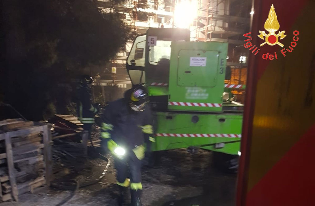 Macchina operatrice in fiamme in cantiere edile a Catanzaro lido, indagini - Reazioni