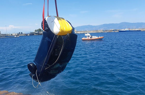 Auto in acqua nel porto di Reggio Calabria, grave 62enne