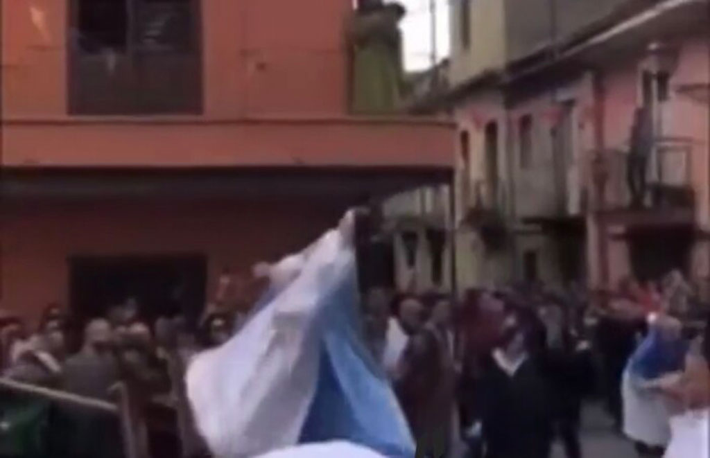 Statua Madonna rischia di cadere a San Calogero durante l'"Affrontata" a Pasqua