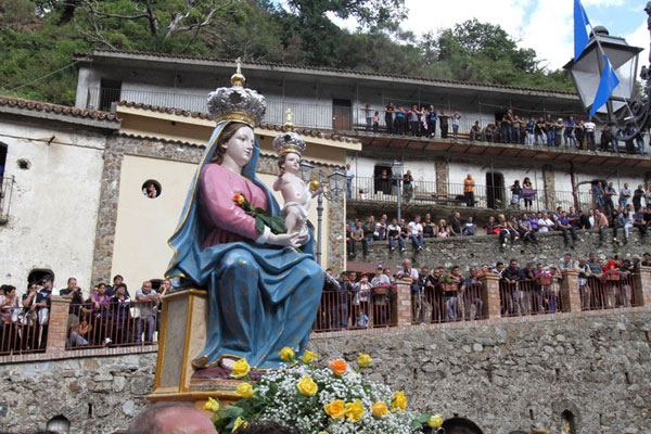 Vuole portare statua Madonna di Polsi, allontanato uomo considerato vicino a 'ndrangheta