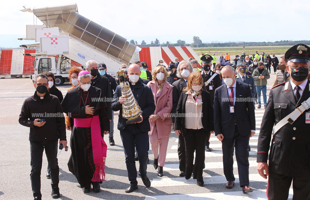 Lamezia, arrivata all'aeroporto la statua della Madonna di Loreto. Il Vescovo: "Abbiamo bisogno di accoglienza reciproca"