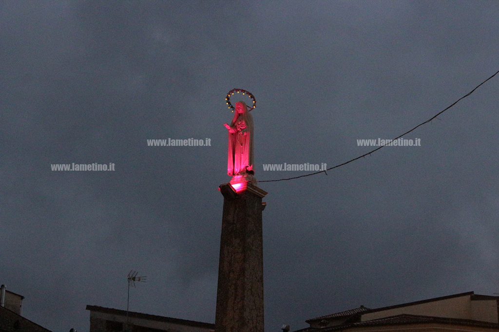 Lamezia, la Madonnina di piazza Ardito si tinge di rosa per la ‘Giornata Nazionale del Tumore al Seno Metastatico’