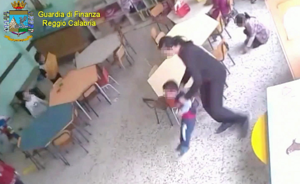 Due insegnanti arrestate a Reggio per maltrattamenti su alunni - VIDEO
