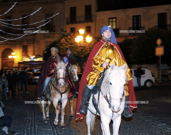 Lamezia: Re Magi sfilano per vie del centro per XIII edizione presepe vivente San Teodoro