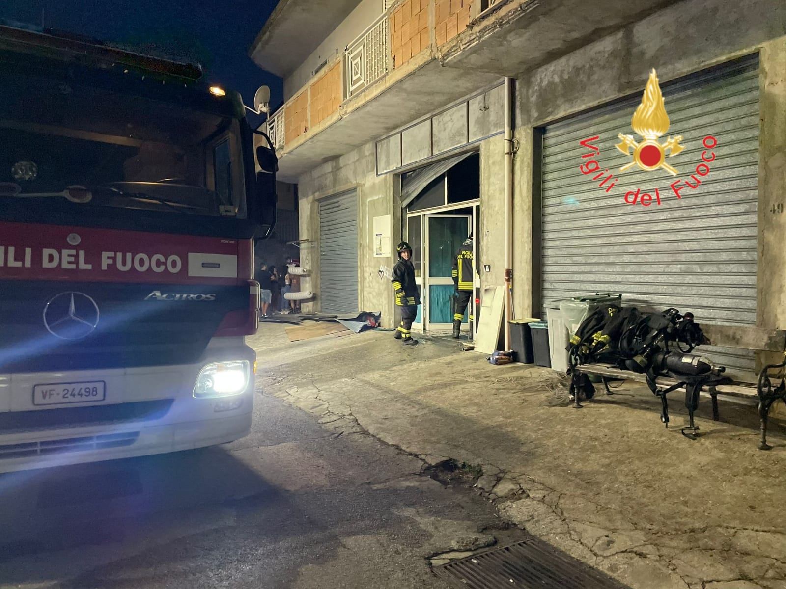 In fiamme attività commerciale a Magisano