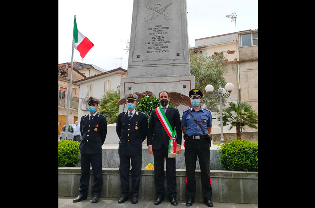 Festa della Repubblica, sindaco di Maida consegna copia della Costituzione ai neo diciottenni