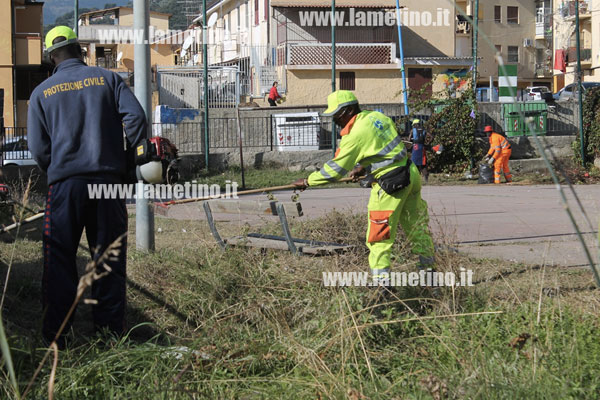 Lamezia: Ospiti Malgrado Tutto puliscono campetto tra via Miceli e Dalla Chiesa