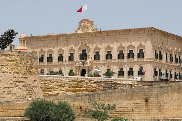 Ragazzo di Crotone danneggia sede governo di Malta per un selfie, multato