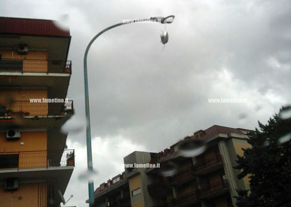 Lamezia, maltempo: lampione divelto in via Guzzi, intervengono vigili del fuoco