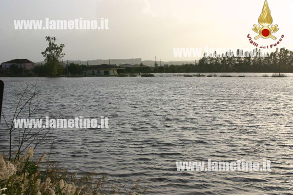 maltempo-allagamenti-provincia-crotone-vigili-del-fuoco-nov-2013-bis.jpg