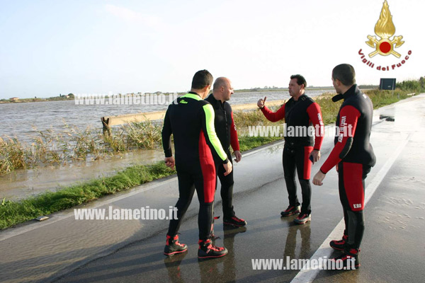 maltempo-allagamenti-provincia-crotone-vigili-del-fuoco-nov-2013-six.jpg