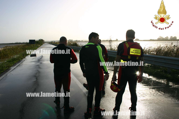 maltempo-allagamenti-provincia-crotone-vigili-del-fuoco-nov-2013.jpg