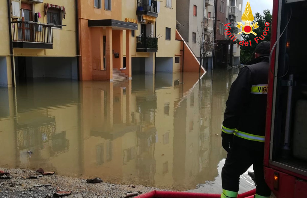 Maltempo a Soverato: allagati scantinati e attività commerciali, disagi - VIDEO