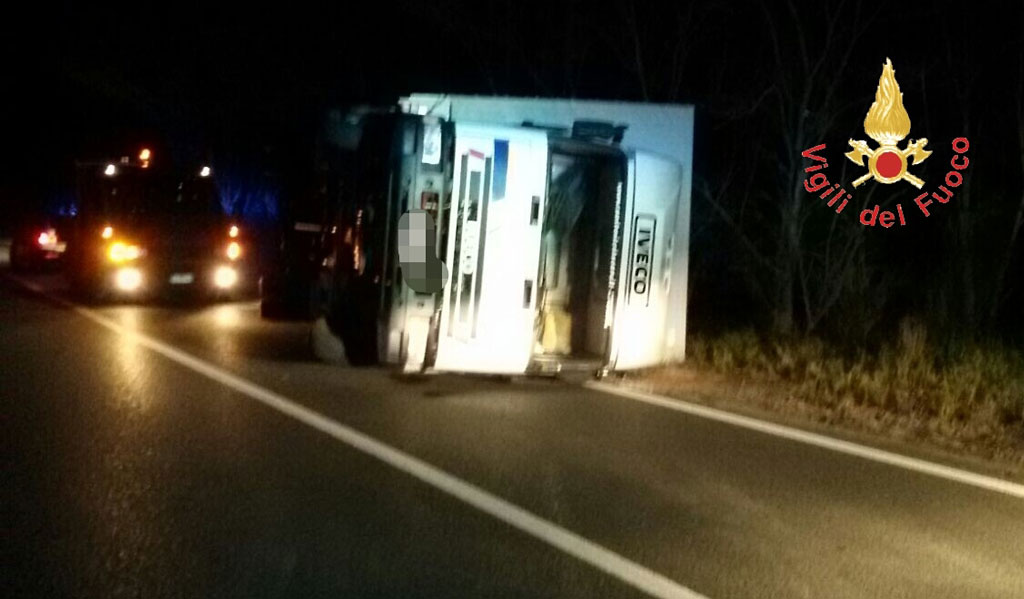 Maltempo, tir si ribalta su SS 106 per forte vento