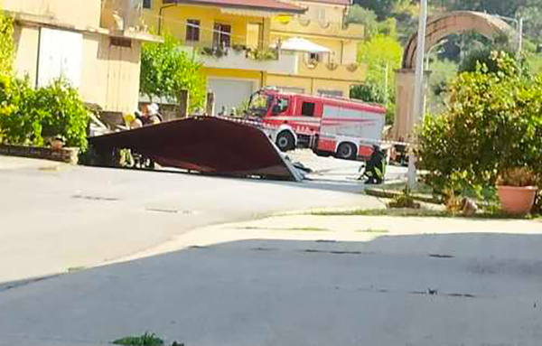 Maltempo, vento scoperchia tetto nel Vibonese: danni a rete metanifera