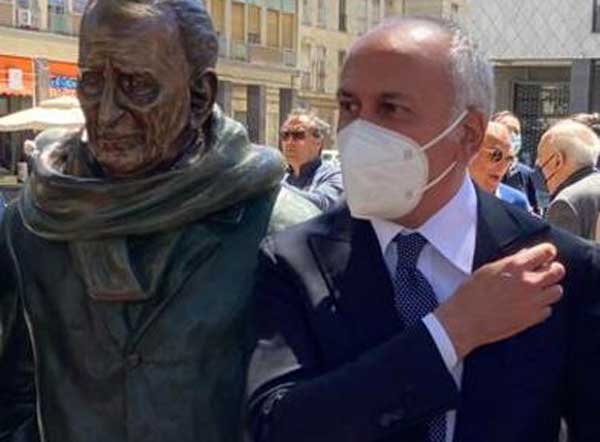 Vandalizzata a Cosenza la statua di Giacomo Mancini