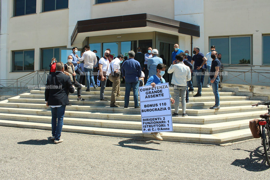 Lamezia, sit-in di protesta davanti al Comune: professionisti e operatori economici contro la macchina burocratica