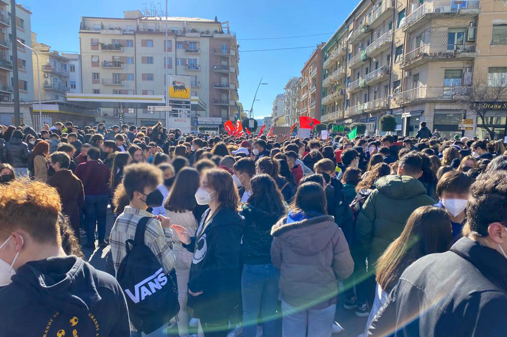 Presunte molestie in liceo, studenti in piazza a Cosenza