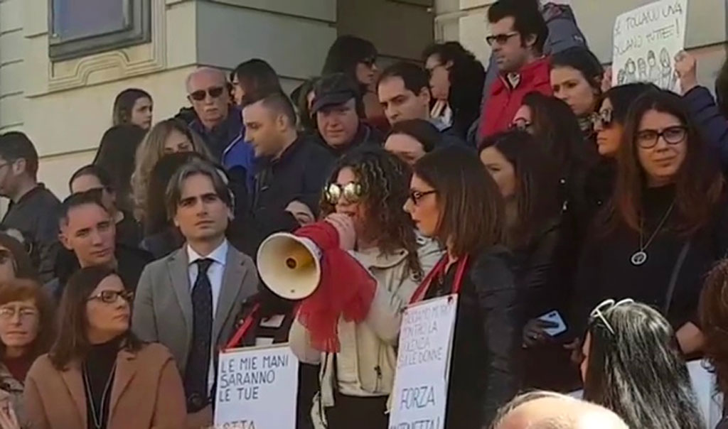 Diede fuoco all'ex moglie in auto: a Reggio catena umana di solidarietà 