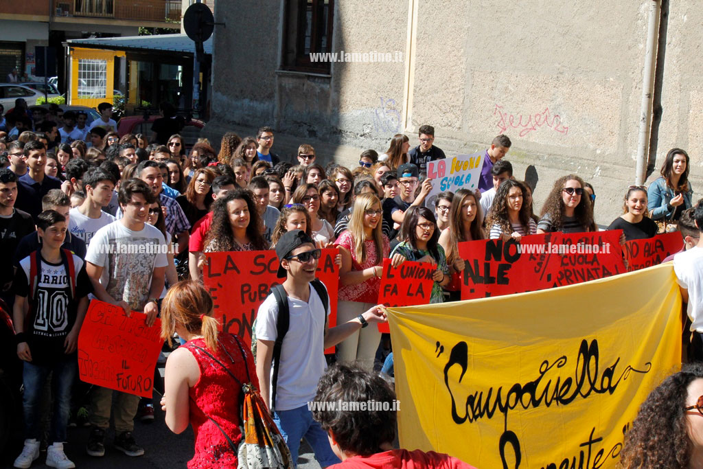 Lamezia: studenti in corteo contro riforma scuola - Reazioni