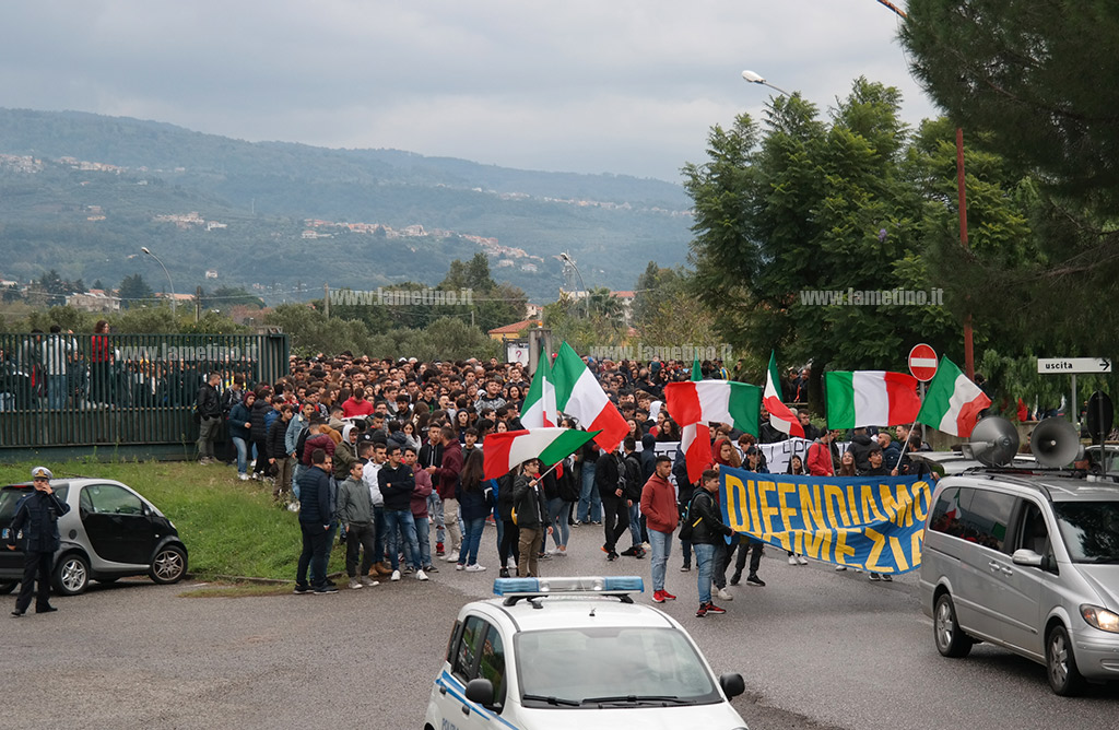 Lamezia, corteo di manifestanti invade il Comune: “Difendiamo e riprendiamoci la città" - VIDEO