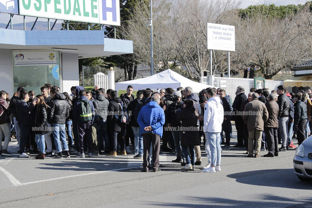 Lamezia, sit in di protesta in difesa sanità davanti ospedale: “Pretendiamo risposte dalla Regione” - VIDEO