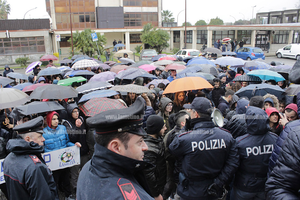 Lamezia, associazioni e studenti manifestano contro chiusura impianti sportivi comunali: “Si auspica a breve riapertura del Palasparti” - VIDEO