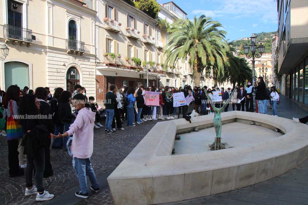 Lamezia, studenti protestano contro omotransfobia e bocciatura Ddl Zan su corso Nicotera